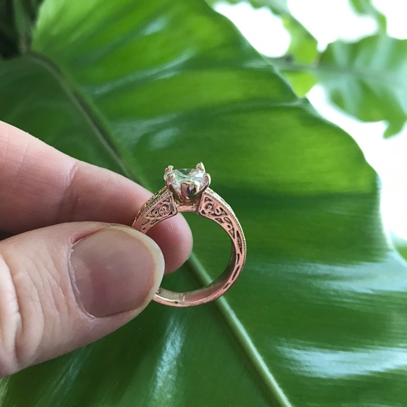 Rose gold and white topaz heart ring - Picture 3 of 6
